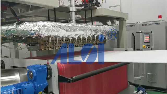 煙台1600/1200熔噴布模具丨熔噴機噴出來的布不均勻,如何解決? 煙台1600/1200熔噴布模具(jù)丨熔噴機噴出來的布不均勻,如何解決?