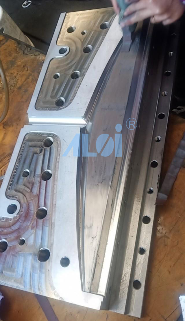 徐州衣架式1600熔噴布模具丨熔噴機噴出來的布不均勻,如何解決? 徐州衣(yī)架(jià)式1600熔噴布模具丨熔噴機噴出來的布(bù)不均勻(yún),如何解決?